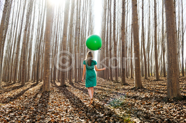 성인 성인여자한명만 여자 한명 JPG 뒷모습 포토 해외이미지 나무 떠있는 숲 잡기 전신 풍선