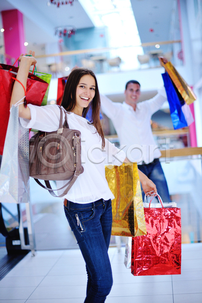 기쁨 행복 남자 두명 성인 성인만 여자 JPG 앞모습 옆모습 포토 해외이미지 들기 라이프스타일 만세 상반신 쇼핑 쇼핑몰 쇼핑백 커플