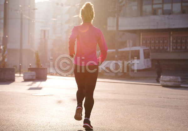 성인 성인여자한명만 여자 한명 JPG 뒷모습 포토 해외이미지 거리 건강 건물 달리기 라이프스타일 러닝 마을 아침 야외 운동복 유산소운동 전신 조깅 햇빛