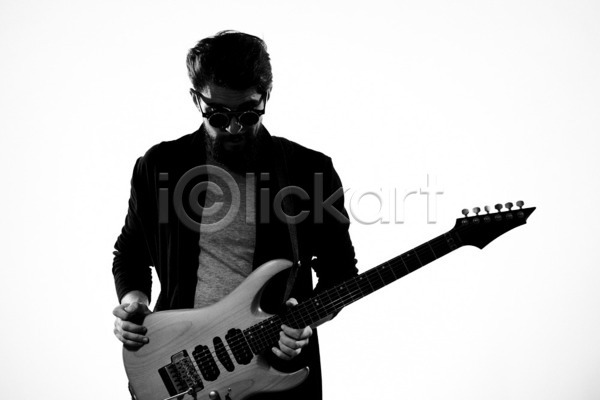 남자 성인 성인남자한명만 한명 JPG 앞모습 포토 해외이미지 흑백 기타 기타리스트 내려보기 락스타 로큰롤 매기 밴드(음악) 상반신 선글라스 연주