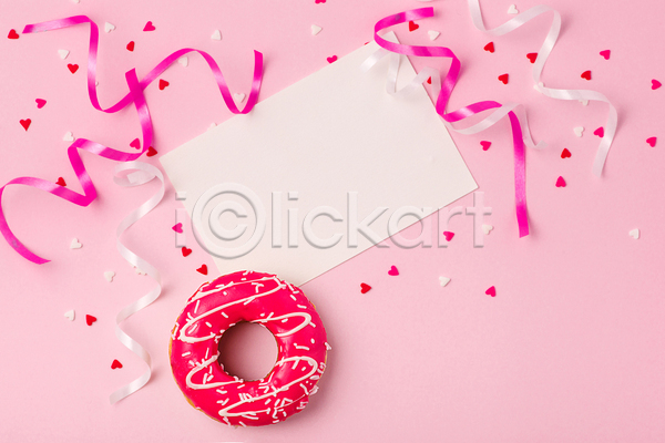즐거움 축하 사람없음 JPG 포토 하이앵글 해외이미지 도넛 리본 분홍색배경 생일 실내 종이 카피스페이스 파티 하트