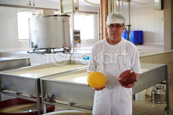 남자 노년 노인남자한명만 한명 JPG 앞모습 포토 해외이미지 공장 기계 노동자 들기 상반신 작업복 제조 치즈