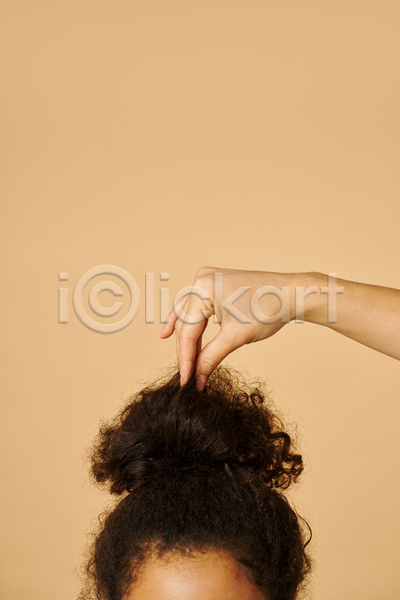 성인 성인여자한명만 신체부위 여자 한명 JPG 포토 해외이미지 갈색 갈색배경 머리 머리카락 묶기 뷰티 상반신 손 숱 파마 헤어스타일