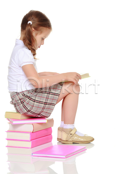 집중 백인 소녀(어린이) 소녀한명만 어린이 여자 한명 JPG 옆모습 포토 해외이미지 독서 실내 앉기 여학생 전신 책 흰배경