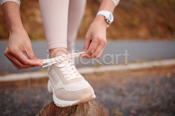 성인 성인여자한명만 여자 한명 JPG 아웃포커스 포토 해외이미지 건강 다리(신체부위) 서기 신발끈묶기 야외 운동 운동화 잡기 조깅 주간 카피스페이스 하반신