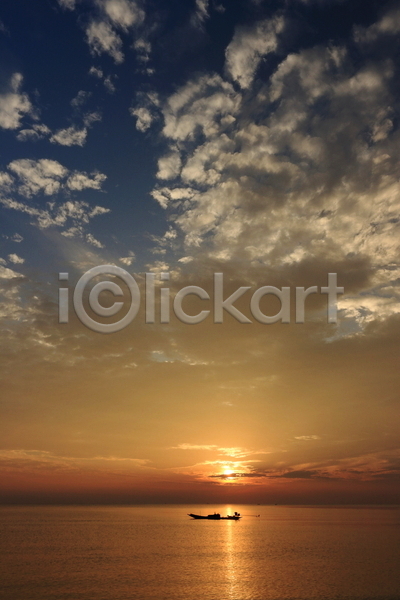 사람없음 JPG 포토 해외이미지 구름(자연) 맑음 바다 보트 섬 아침 야외 일출 자연 태양 파도 풍경(경치) 하늘 햇빛