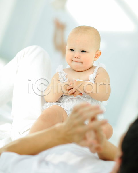 남자 두명 성인 아기 여자 JPG 소프트포커스 아웃포커스 포토 해외이미지 눕기 부녀 상반신 손모으기 실내 앉기