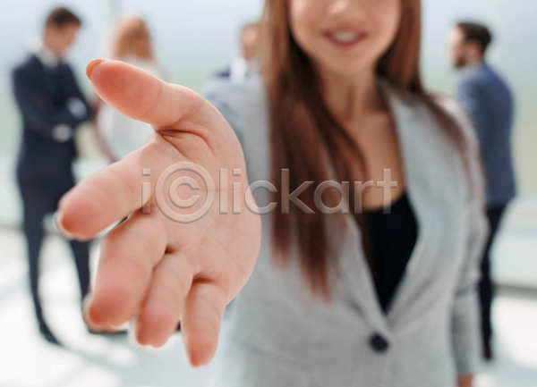 협력 성인 성인여자한명만 여자 한명 JPG 아웃포커스 앞모습 포토 해외이미지 비즈니스 비즈니스우먼 상반신 손 손내밀기 실내 협상
