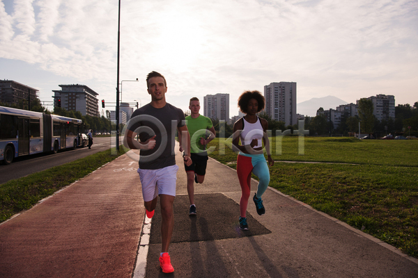 함께함 남자 성인 성인만 세명 여자 흑인 JPG 앞모습 포토 해외이미지 공원 달리기 달리기선수 마라톤 버스 보행로 야외 전신 조깅 주간 하늘