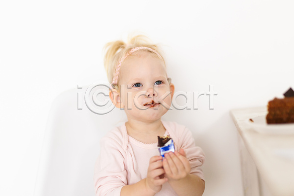 도움 행복 사람 아기 어린이 여자 한명 JPG 포토 해외이미지 감정 걸음마 기어 놀이 삽입 소리 약 의료기기 장난감 주택 질병 청각