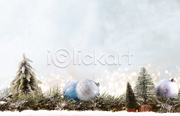 사람없음 JPG 아웃포커스 포토 해외이미지 미니어처 미니트리 실내 오너먼트 잎 크리스마스 크리스마스트리 흰배경