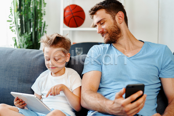 남자 남자만 두명 성인 소년 어린이 JPG 앞모습 포토 해외이미지 가리킴 들기 부모 부자(아빠와아들) 상반신 스마트폰 실내 아들 아빠 앉기 응시 태블릿