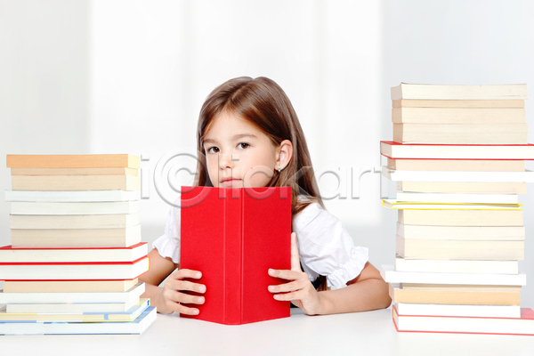 10대 소녀(어린이) 소녀한명만 어린이 여자 한명 JPG 앞모습 포토 해외이미지 독서 들기 상반신 실내 여학생 응시 책 책더미