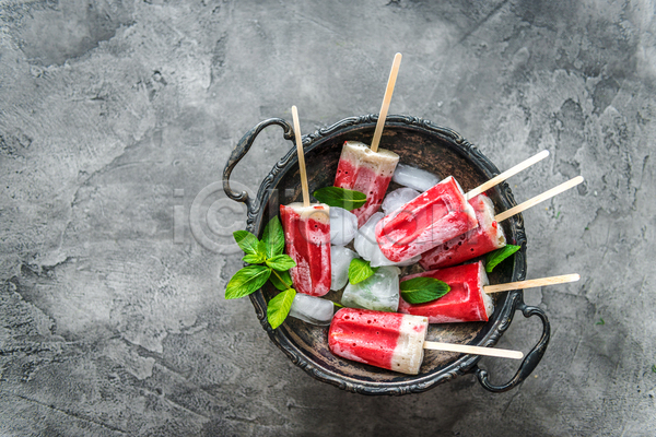 시원함 사람없음 JPG 포토 해외이미지 딸기 막대아이스크림 빨간색 아이스크림 얼음 카피스페이스 허브