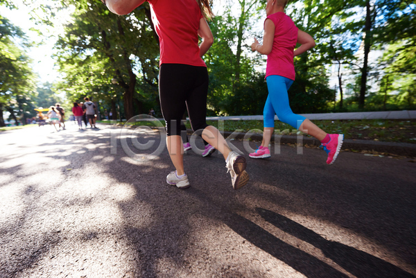 함께함 남자 성인 성인만 여러명 여자 JPG 뒷모습 옆모습 포토 해외이미지 나무 달리기 달리기선수 도로 마라톤 야외 전신 조깅 주간 하반신 햇빛
