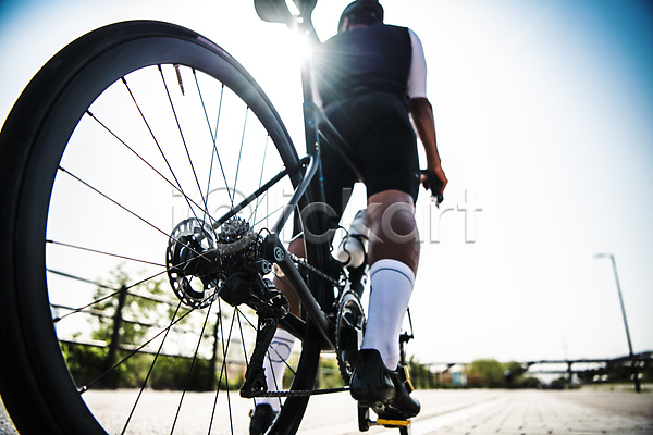 30대 남자 성인 성인남자한명만 한국인 한명 JPG 뒷모습 로우앵글 아웃포커스 포토 라이딩 사이클복 사이클선수 승차 야외 유산소운동 자전거 전신 주간 취미 하늘 한강시민공원 햇빛