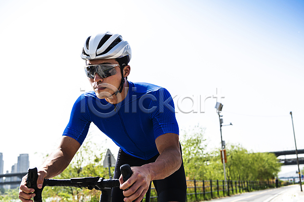30대 남자 성인 성인남자한명만 한국인 한명 JPG 앞모습 옆모습 포토 고글 라이딩 사이클복 사이클선수 상반신 승차 야외 유산소운동 자전거 주간 취미 한강시민공원 헬멧