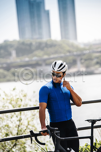 휴식 30대 남자 성인 성인남자한명만 한국인 한명 JPG 아웃포커스 앞모습 포토 고글 사이클복 사이클선수 상반신 야외 자전거 잡기 주간 취미 풀기 한강시민공원 헬멧