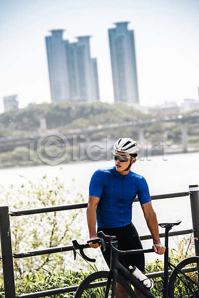 휴식 30대 남자 성인 성인남자한명만 한국인 한명 JPG 앞모습 포토 고글 사이클복 사이클선수 상반신 야외 자전거 잡기 주간 취미 한강시민공원 헬멧