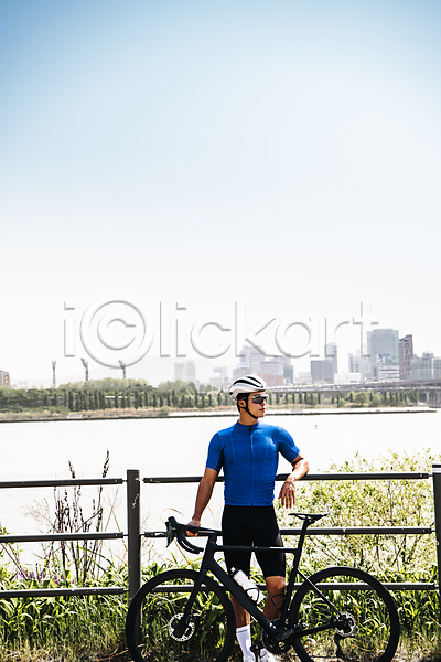휴식 30대 남자 성인 성인남자한명만 한국인 한명 JPG 앞모습 포토 고글 기댐 사이클복 사이클선수 서기 야외 응시 자전거 전신 주간 취미 하늘 한강시민공원 헬멧