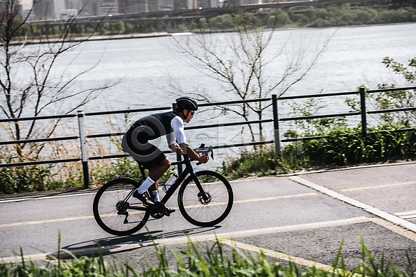 30대 남자 성인 성인남자한명만 한국인 한명 JPG 옆모습 포토 라이딩 사이클복 사이클선수 승차 야외 유산소운동 자전거 전신 주간 취미 한강시민공원 헬멧