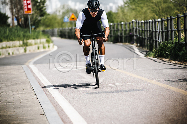 30대 남자 성인 성인남자한명만 한국인 한명 JPG 아웃포커스 앞모습 포토 라이딩 사이클복 사이클선수 승차 야외 유산소운동 자전거 전신 주간 취미 한강시민공원 헬멧