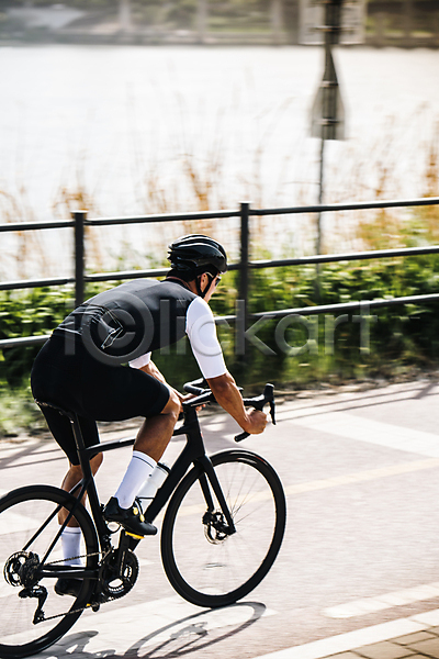 30대 남자 성인 성인남자한명만 한국인 한명 JPG 뒷모습 포토 라이딩 사이클복 사이클선수 속도 승차 야외 유산소운동 자전거 전신 주간 취미 패닝샷 한강시민공원 헬멧