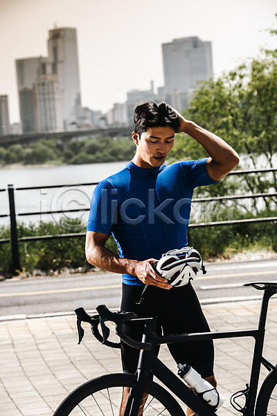 휴식 30대 남자 성인 성인남자한명만 한국인 한명 JPG 앞모습 포토 들기 사이클복 사이클선수 상반신 야외 응시 자전거 주간 취미 한강시민공원 헬멧