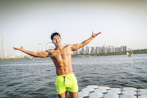 즐거움 30대 남자 성인 성인남자한명만 한국인 한명 JPG 앞모습 포토 미소(표정) 상반신 상의탈의 수영복 야외 웃음 주간 팔벌리기 한강