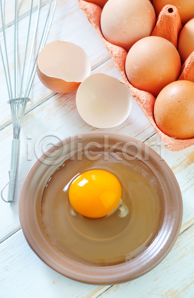 사람없음 JPG 포토 해외이미지 거품기 계란 계란껍데기 계란판 나무배경 날계란 실내 접시 휘핑기