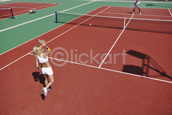 경쟁 남자 두명 성인 성인만 여자 JPG 뒷모습 앞모습 포토 해외이미지 경기 들기 서기 야외 전신 주간 치기 테니스 테니스라켓 테니스선수 테니스장