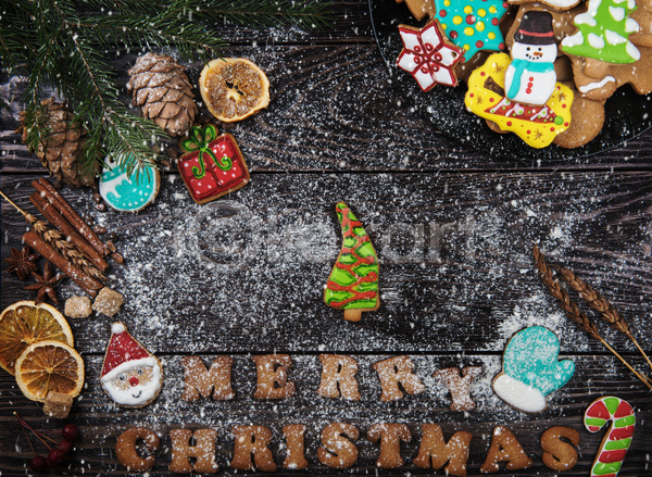 사람없음 JPG 포토 하이앵글 해외이미지 나무배경 메리크리스마스 산타모양 슈가파우더 실내 진저쿠키 쿠키 크리스마스 크리스마스트리모양쿠키