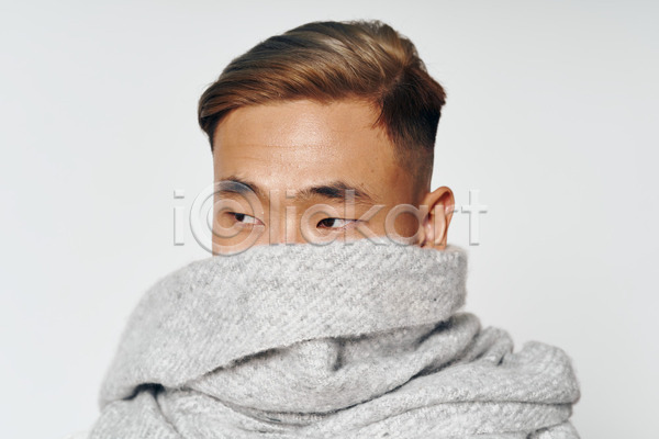 남자 성인 성인남자한명만 한명 JPG 앞모습 포토 해외이미지 겨울 목도리 상반신 실내 응시 흰배경