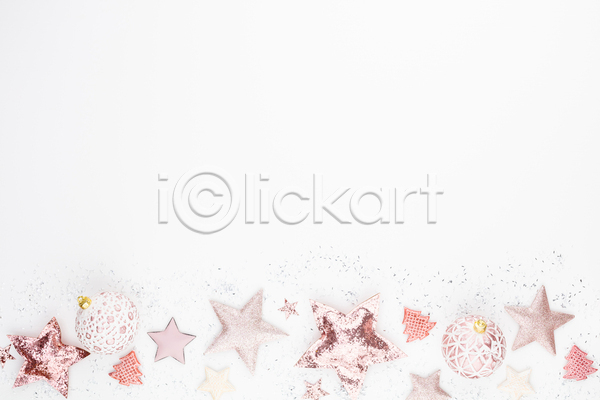 사람없음 JPG 포토 하이앵글 해외이미지 겨울 별 별모형 분홍색 실내 오너먼트 오브젝트 카피스페이스 크리스마스장식 트리모양 흰배경