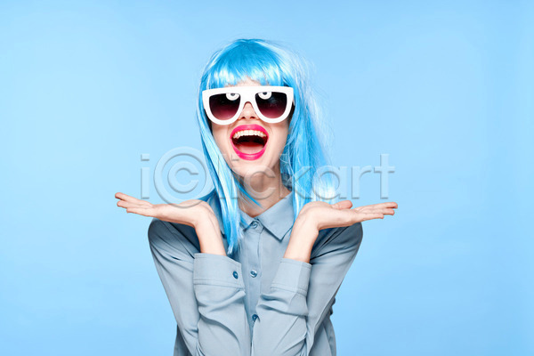 기쁨 성인 성인여자한명만 여자 한명 JPG 앞모습 포토 해외이미지 가발 상반신 선글라스 웃음 입벌림 하늘색 힙스터