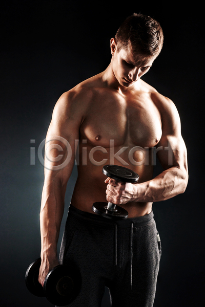 남자 성인 성인남자한명만 한명 JPG 앞모습 포토 해외이미지 검은배경 근육 근육질 들기 보디빌더 상반신 아령 운동