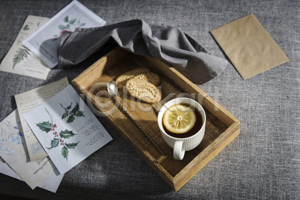 사람없음 JPG 포토 해외이미지 나무쟁반 레몬 엽서 차(음료) 찻잔 천(직물) 쿠키 탁자 티스푼 허브 회색배경
