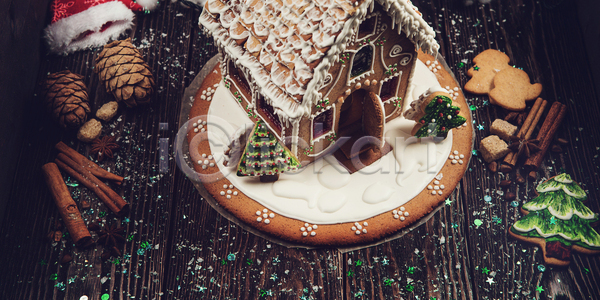 사람없음 JPG 포토 해외이미지 과자집 나무배경 솔방울 시나몬스틱 실내 쿠키 크리스마스 크리스마스트리모양쿠키