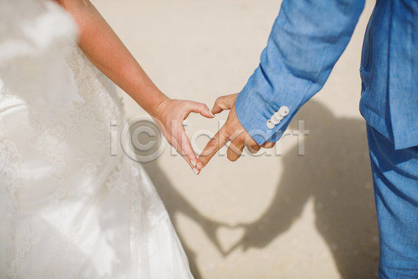 사랑 남자 두명 성인 성인만 여자 JPG 뒷모습 포토 해외이미지 결혼 그림자 상반신 손 손하트 신랑신부 야외 주간 커플