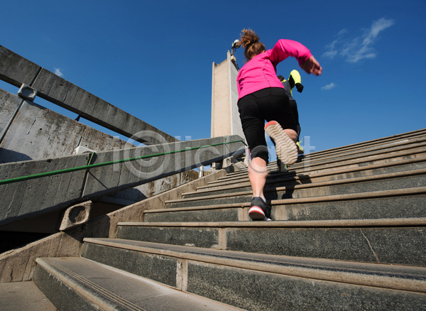 성인 성인여자한명만 여자 한명 JPG 뒷모습 포토 해외이미지 건강 계단 달리기 라이프스타일 러닝 아침 야외 오르기 운동복 유산소운동 전신 조깅