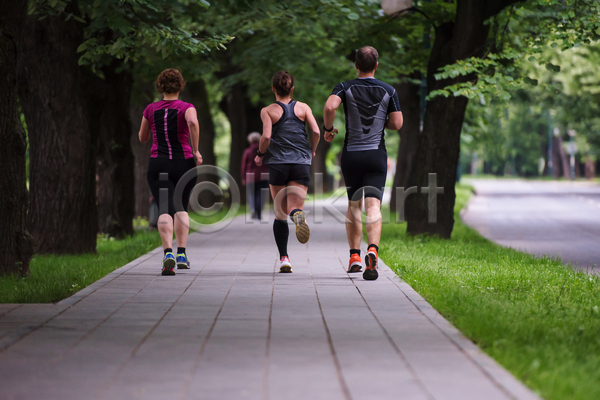 함께함 남자 노년 성인 여러명 여자 JPG 뒷모습 포토 해외이미지 나무 달리기 달리기선수 마라톤 보행로 야외 전신 조깅 주간