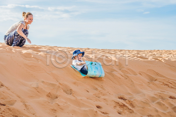 남자 두명 성인 소년 어린이 여자 JPG 옆모습 포토 해외이미지 내려오기 놀기 모래언덕 모자(엄마와아들) 사막 썰매 야외 웅크림 전신 주간 풍경(경치)