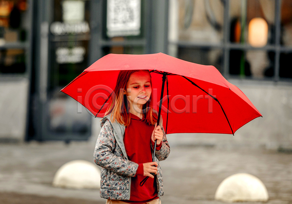 소녀(어린이) 소녀한명만 어린이 여자 한명 JPG 아웃포커스 옆모습 포토 해외이미지 들기 미소(표정) 비(날씨) 상반신 야외 우산 주간