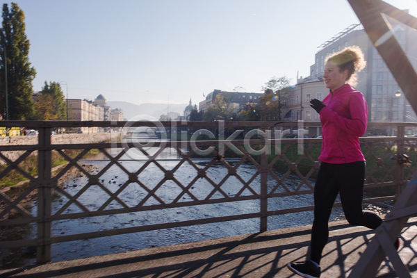 성인 성인여자한명만 여자 한명 JPG 옆모습 포토 해외이미지 건강 다리(건축물) 달리기 라이프스타일 러닝 아침 야외 운동복 유산소운동 전신 조깅 햇빛