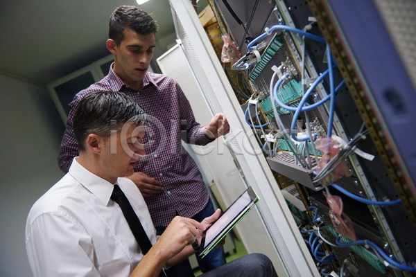 남자 두명 성인 성인남자만 JPG 앞모습 옆모습 포토 해외이미지 관리 들기 비즈니스맨 상반신 서버 서버실 센터 시스템 실내 자료 태블릿