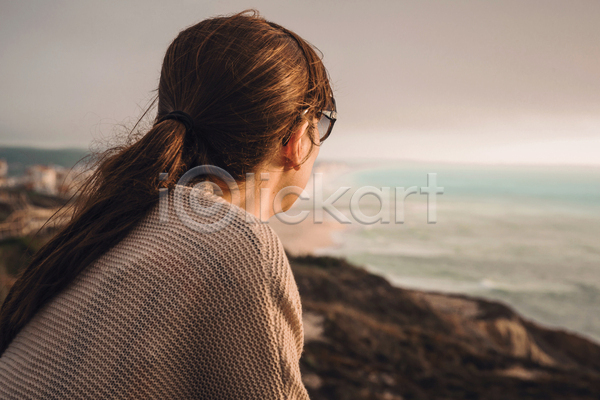 고독 우울감 성인 성인여자한명만 여자 한명 JPG 뒷모습 아웃포커스 포토 해외이미지 상반신 야외 주간 해변