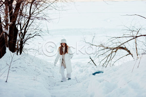 성인 성인여자한명만 여자 한명 JPG 앞모습 포토 해외이미지 걷기 겨울 나무 눈(날씨) 눈덮임 쌓인눈 야외 오르기 전신 주간