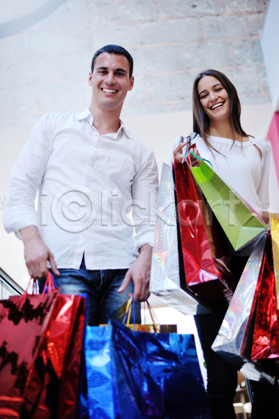 기쁨 행복 남자 두명 성인 성인만 여자 JPG 앞모습 포토 해외이미지 들기 라이프스타일 상반신 쇼핑 쇼핑몰 쇼핑백 커플