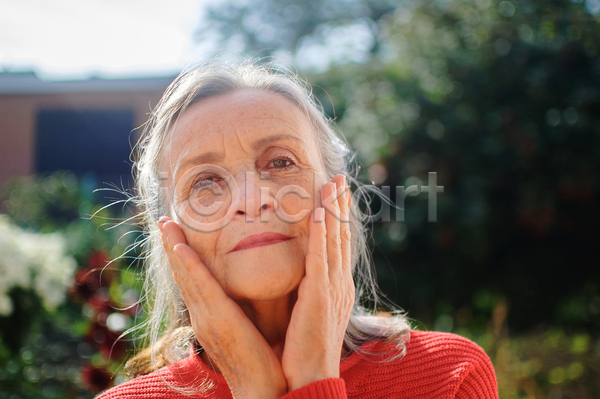 행복 휴식 백인 사람 여자 한명 JPG 포토 해외이미지 건강 관리 나무 돌봄 모델 미소(표정) 봄 빨간색 야외 어머니의날 얼굴 여름(계절) 옛날 은퇴 응시 입 자연 주름 표현성 피부 회색