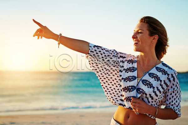 여유 즐거움 휴식 20대 백인 성인 성인여자한명만 여자 한명 JPG 앞모습 포토 해외이미지 가리킴 금발 바다 상반신 야외 여름(계절) 일몰 주간 하늘 햇빛